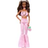 Barbie Deluxe Style Fashion Doll con Top Corto in Denim Rosa e Jeans a Zampa d'Elefante, Capelli Castani